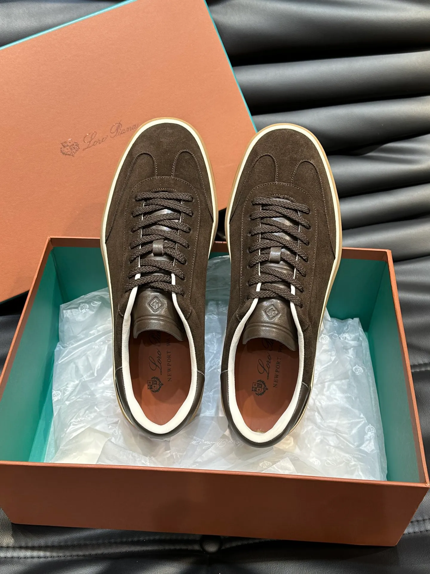 p420 Men's Shoes New 🆕Lp Old Money Style Men's Low-top Casual Tennis Shoes Loro Piana's high-end series has launched sports shoe styles made of soft cowhide. The breathable properties and flexible texture of natural materials make the sneakers both functional and comfortable. The high-quality metal-free tanning and tumble process highlights the natural texture of the leather, while the camel-colored sole and white rubber trim create a double-layer sole effect, making it an everyday shoe that can easily create a lazy and casual style! Size: 39-44 (45, 46 customized